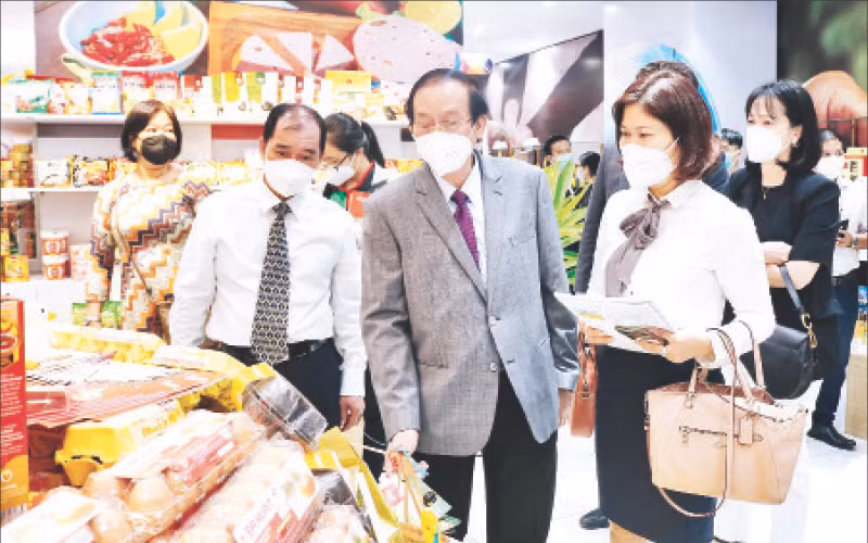 Các đại biểu tham quan Triển lãm sản phẩm ngành lương thực, thực phẩm TP Hồ Chí Minh năm 2021. 