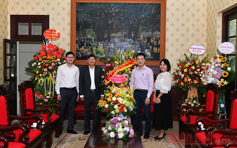 Phó Chủ tịch Tổng LĐLĐ Việt Nam Phan Văn Anh chúc mừng Báo Nhân Dân. Các địa phương, đơn vị chúc mừng Báo Nhân Dân nhân kỷ niệm 70 năm Ngày báo ra số đầu -0