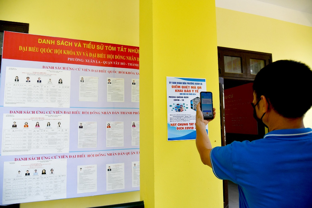 Mã QR-code khai báo y tế được dán tại các khu vực bỏ phiếu trên địa bàn quận Tây Hồ. Hà Nội sẵn sàng trước ngày hội lớn -0