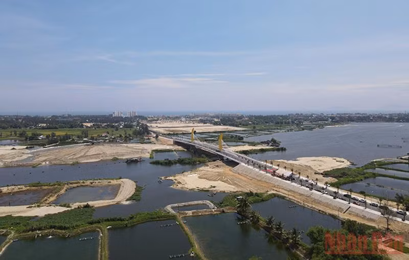 Toàn cảnh cầu Ông Điền bắc qua sông Cổ Cò.