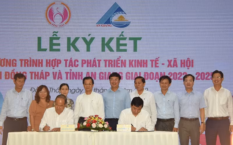 Chủ tịch UBND tỉnh Đồng Tháp Phạm Thiện Nghĩa và Chủ tịch UBND tỉnh An Giang Nguyễn Thanh Bình ký kết chương trình hợp tác.