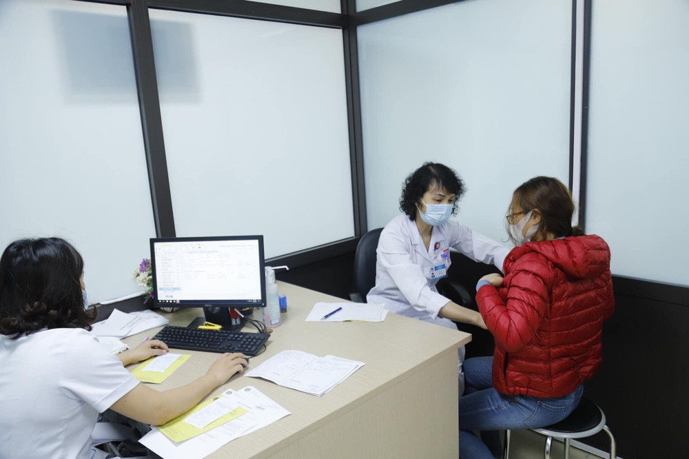 Tỷ lệ bệnh nhân đến khám, sàng lọc ung thư tăng nhanh. Vì sao số người mắc và tử vong vì ung thư ở Việt Nam tăng nhanh? -0