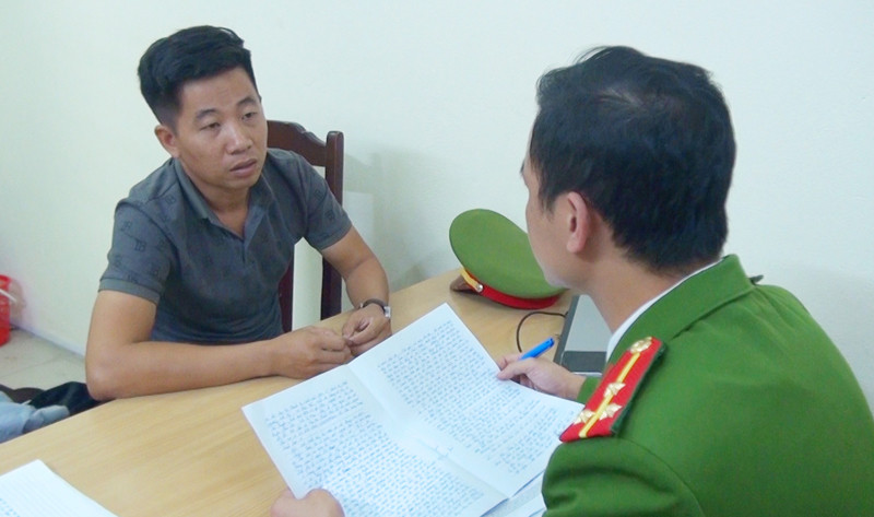 Công an lấy lời khai của đối tượng Nguyễn Châu Tuấn. Thanh Hóa phá đường dây mua, bán người -0