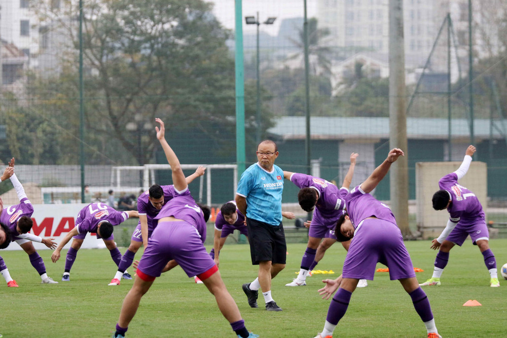 Huấn luyện viên Park Hang-seo vẫn theo sát các học trò. (Ảnh: VFF) Đội tuyển Việt Nam rèn chiến thuật, chuẩn bị “test” lực lượng cho trận gặp Oman -0