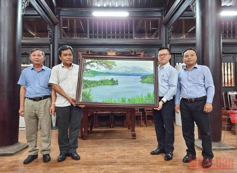 Tỉnh ủy Gia Lai trao quà tặng Đoàn công tác Báo Nhân Dân. Đoàn công tác Báo Nhân Dân làm việc tại tỉnh Gia Lai -0