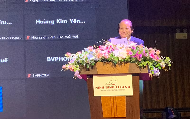 PGS, TS Nguyễn Viết Nhung, Giám đốc Bệnh viện Phổi Trung ương phát biểu tại hội nghị. 