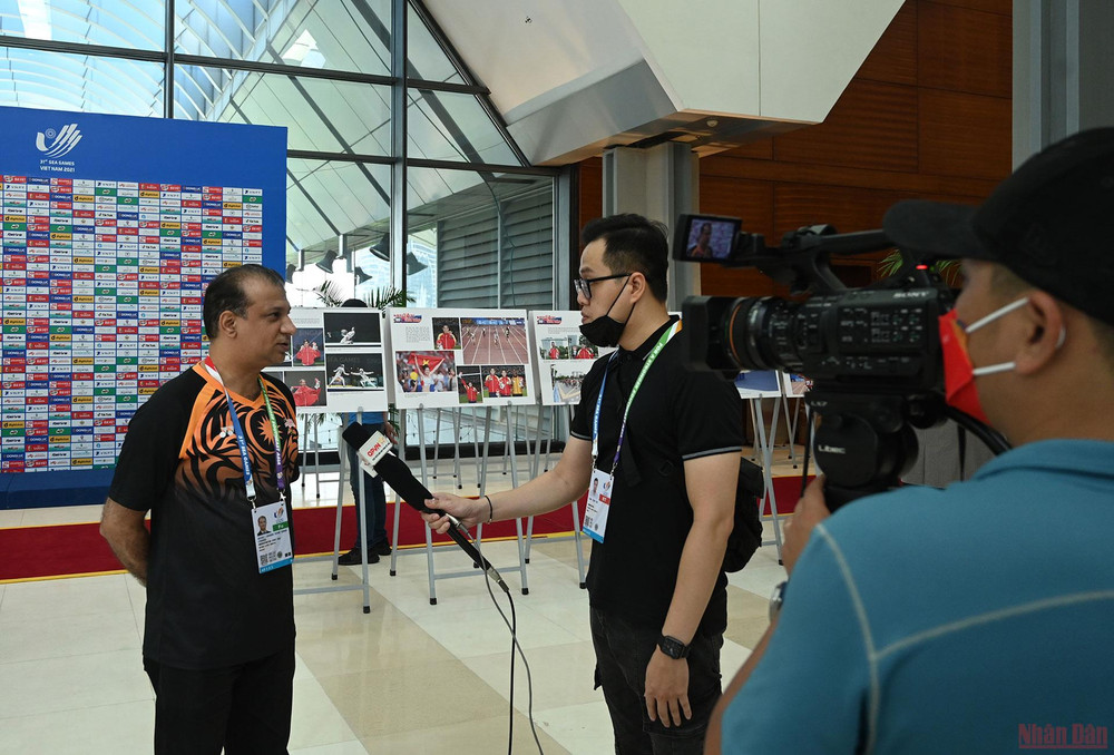 Phóng viên phỏng vấn thành viên đoàn thể thao Malaysia tham dự SEA Games 31. Khai trương Trung tâm báo chí SEA Games 31 -0