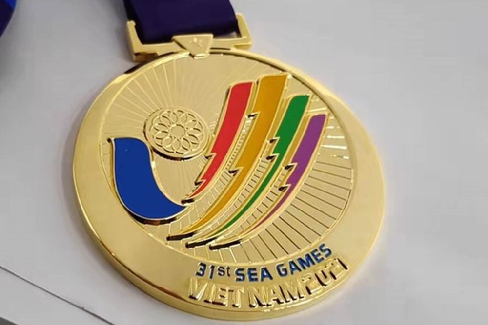 Huy chương Vàng SEA Games 31 với hình tượng "cánh chim bay lên - bàn tay chữ V". Cận cảnh mẫu huy chương SEA Games 31 -0