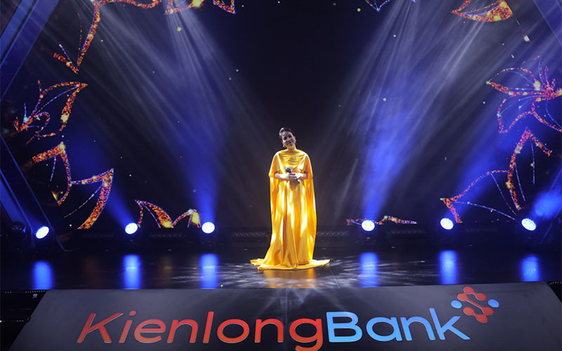 Không chỉ mang đến sự ấn tượng và ngạc nhiên với hệ thống công nghệ độc đáo, tại sự kiện lễ kỷ niệm 26 năm thành lập của KienlongBank còn có sự góp mặt và biểu diễn của ca sĩ Mỹ Linh. “Bữa tiệc nghệ thuật” kỷ niệm tuổi 26 của KienlongBank -0