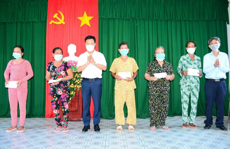 Chủ tịch UBND tỉnh Cà Mau Lê Quân (thứ 3 từ trái qua) tặng quà cho hộ nghèo huyện Ngọc Hiển. Lãnh đạo tỉnh Cà Mau kiểm tra công tác phòng dịch, tặng quà Tết hộ nghèo -0