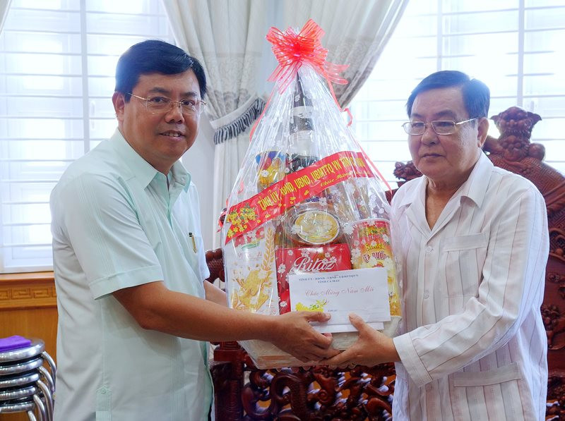 Bí thư Tỉnh ủy Cà Mau trao tặng quà Tết cho đồng chí Võ Thanh Bình, nguyên Ủy viên Trung ương Đảng, nguyên Bí thư Tỉnh ủy Cà Mau. Lãnh đạo tỉnh Cà Mau kiểm tra công tác phòng dịch, tặng quà Tết hộ nghèo -0
