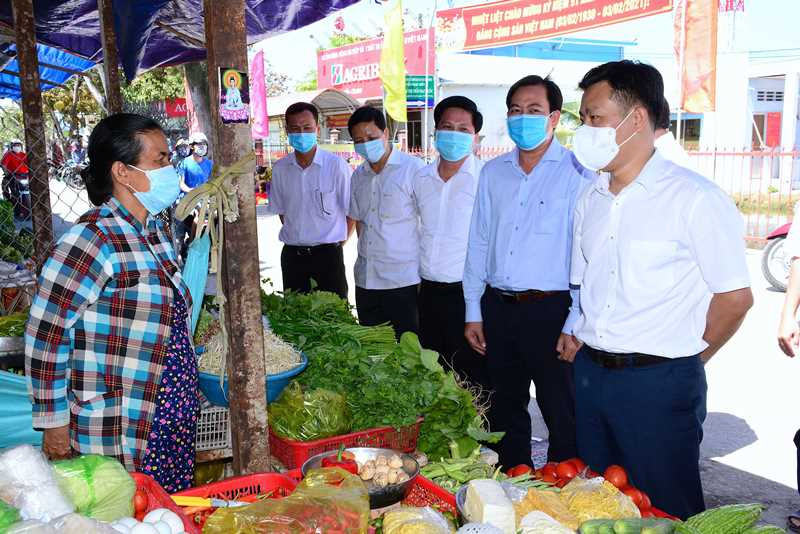 Chủ tịch UBND tỉnh Cà Mau Lê Quân (bìa phải) kiểm tra công tác phòng dịch tại chợ Rạch Gốc, huyện Ngọc Hiển.