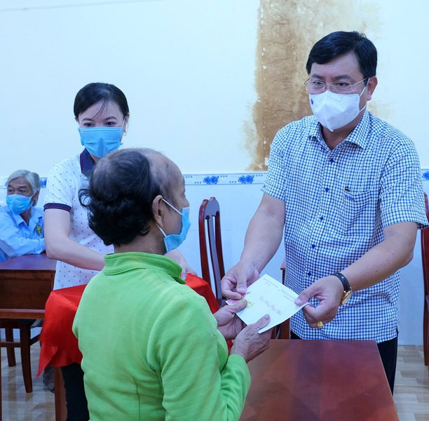 Bí thư Tỉnh ủy Cà Mau trao tặng quà Tết cho hộ nghèo trên địa bàn xã Khánh Lâm, huyện U Minh. Lãnh đạo tỉnh Cà Mau kiểm tra công tác phòng dịch, tặng quà Tết hộ nghèo -0