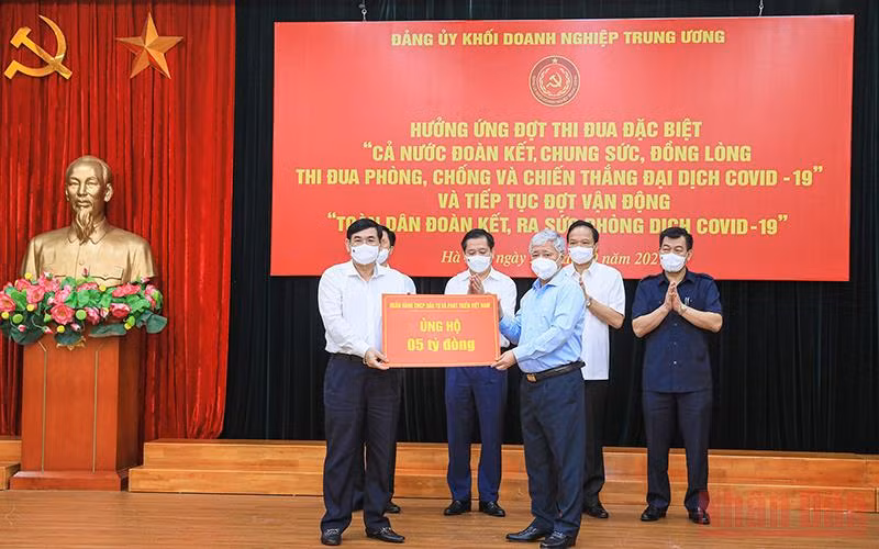 Đồng chí Đỗ Văn Chiến tiếp nhận sự ủng hộ của các doanh nghiệp phục vụ công tác phòng, chống dịch.