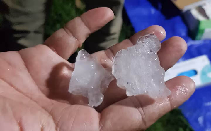 Mưa đá có kích thước từ 1-3cm tại khu vực TP Thủ Đức (Ảnh: Anh Tuấn).