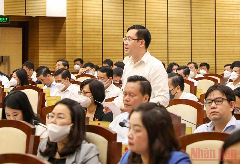 Đại biểu Hội đồng nhân dân thành phố phát biểu chất vấn tại phiên họp. (Ảnh: Duy Linh) Nâng cao hiệu quả công tác quản lý và sử dụng các thiết chế văn hóa -0