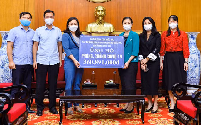 Phó Chủ tịch Ủy ban Trung ương MTTQ Việt Nam tiếp nhận ủng hộ. (Ảnh: Diệp Vinh)