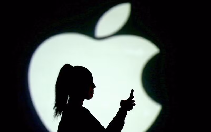 Apple chỉ trích dự thảo của EU, trong đó yêu cầu cho phép người dùng cài đặt các phần mềm bên ngoài kho ứng dụng App Store. Ảnh: Reuters