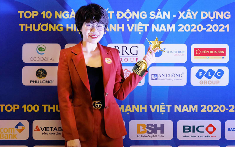 Bà Hoàng Thị Mỹ Bình - Phó Tổng Giám đốc Tập đoàn Sunshine Group Sunshine Group được vinh danh trong nhóm 10 thương hiệu ngành Bất động sản - Xây dựng -0