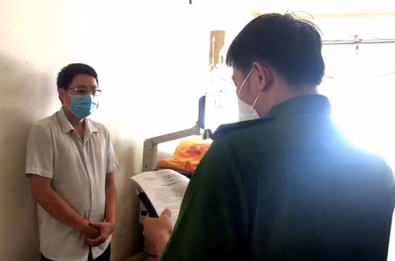 Khởi tố, bắt tạm giam 2 đối tượng làm giấy xét nghiệm Covid-19 giả -0