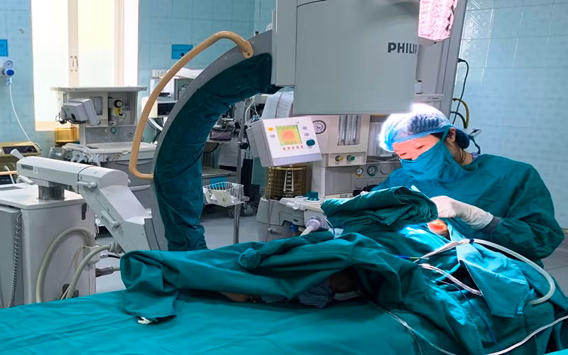 Bác sĩ can thiệp, lấy sợi dị vật ra khỏi họng bệnh nhân nhi.