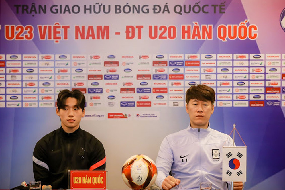 Huấn luyện viên Kim Eun-jung (phải) tại buổi họp báo trước trận đấu. (Ảnh: VFF) Huấn luyện viên Park Hang-seo: “U20 Hàn Quốc là đối thủ rất tốt để U23 Việt Nam cọ xát” -0