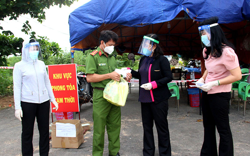 Đại diện lãnh đạo Khối Dân vận, Mặt trận, Đoàn thể huyện Phú Quý trao quà hỗ trợ các lực lượng làm nhiệm vụ tại chốt kiểm soát phòng dịch trên địa bàn. Số ca mắc Covid-19 tại huyện đảo Phú Quý tăng vọt -0