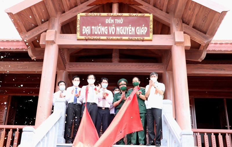 Các đồng chí lãnh đạo tỉnh Sơn La, Quân khu 2 và huyện Phù Yên rút băng khánh thành Đền thờ Đại tướng Võ Nguyên Giáp. Khánh thành giai đoạn 1 Di tích lịch sử Rừng Đại tướng Võ Nguyên Giáp -0