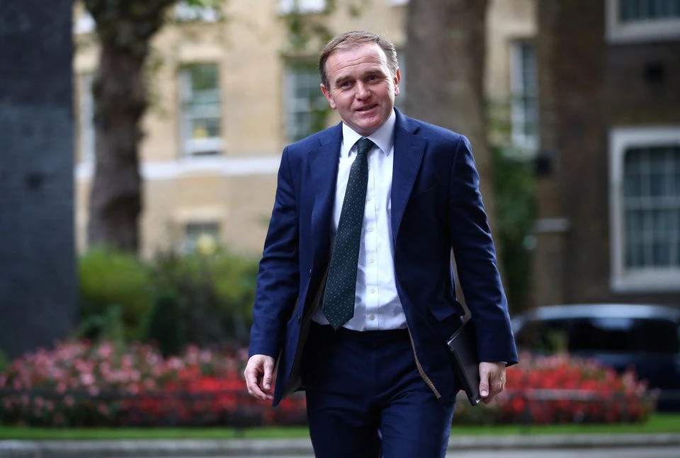 Bộ trưởng Môi trường Anh George Eustice. Ảnh: Reuters.