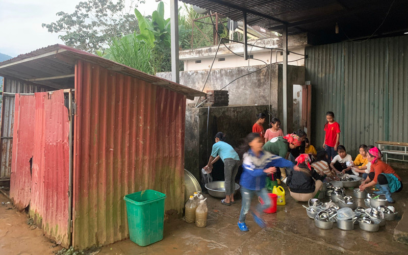 Cơ sở vật chất thiếu thốn nơi sinh hoạt cá nhân và bếp ăn của học sinh cũng được thầy cô dựng tạm. Cần đầu tư cơ sở vật chất cho giáo dục ở huyện biên giới Mường Tè -0