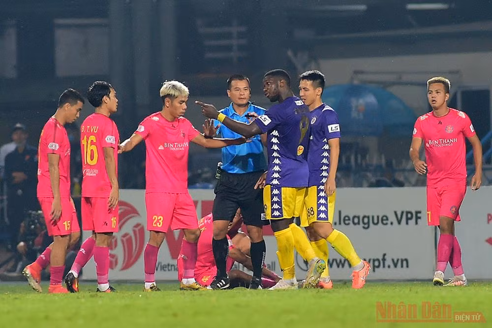 Án phạt dành cho những hành động xấu trên sân cỏ. (Ảnh: TRẦN HẢI)