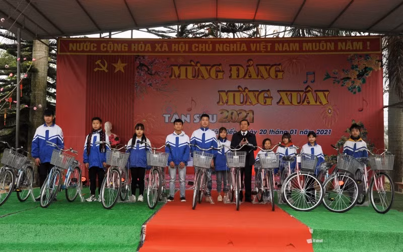 Tặng quà Tết đồng bào dân tộc thiểu số ở Cao Bằng -0