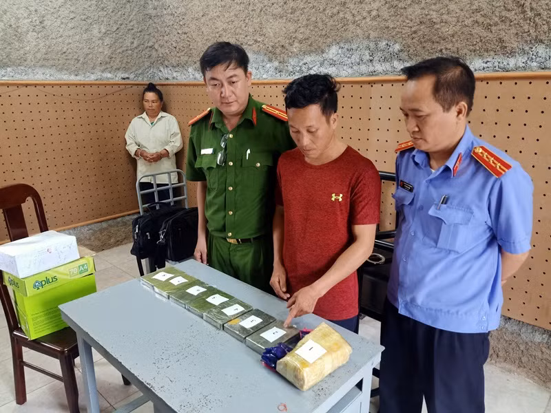 Hai đối tượng Giàng Chừ Pó và Lý Thị Chử cùng tang vật bị bắt giữ.