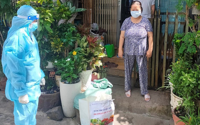 Cán bộ phường Võ Thị Sáu, quận 3 (TP Hồ Chí Minh) đi chợ thay và gửi hàng đến từng hộ dân. Đi chợ giúp dân những ngày giãn cách -0