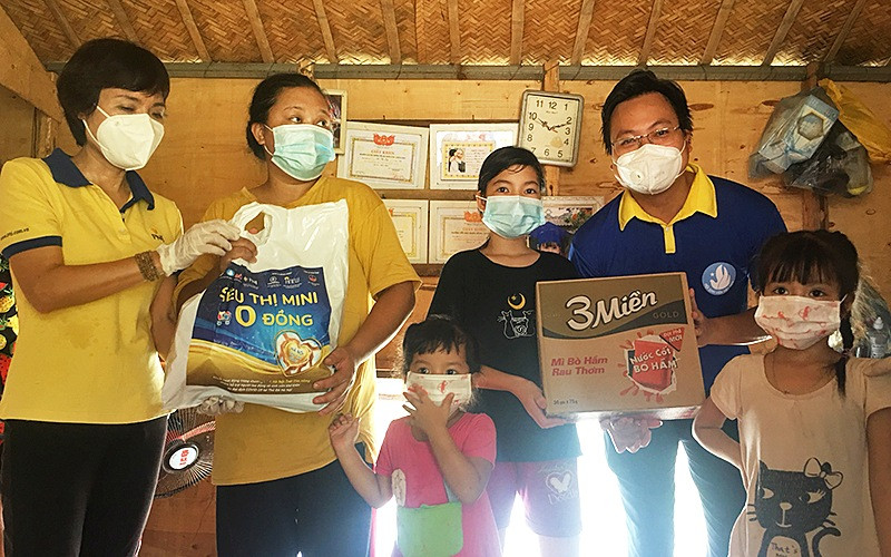 Chương trình “Siêu thị 0 đồng - Hà Nội trái tim hồng” trao nhu yếu phẩm tặng người dân. “Siêu thị 0 đồng” đặc biệt tại xóm ngụ cư dưới chân cầu Long Biên -0
