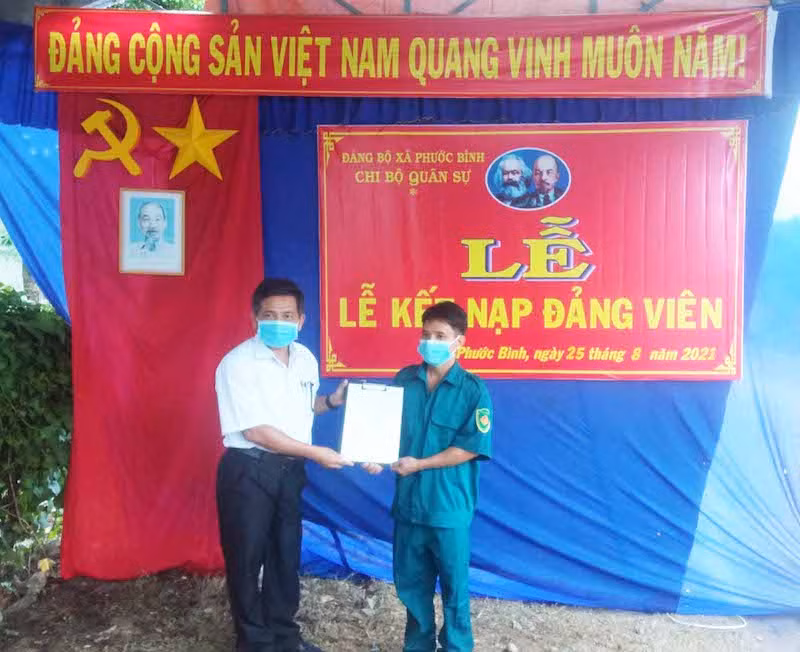 Đồng chí Mẫu Thái Phương, Bí thư Huyện ủy Bác Ái (Ninh Thuận) trao quyết định kết nạp đảng viên mới đảng viên Ka Xá Hà Phong.