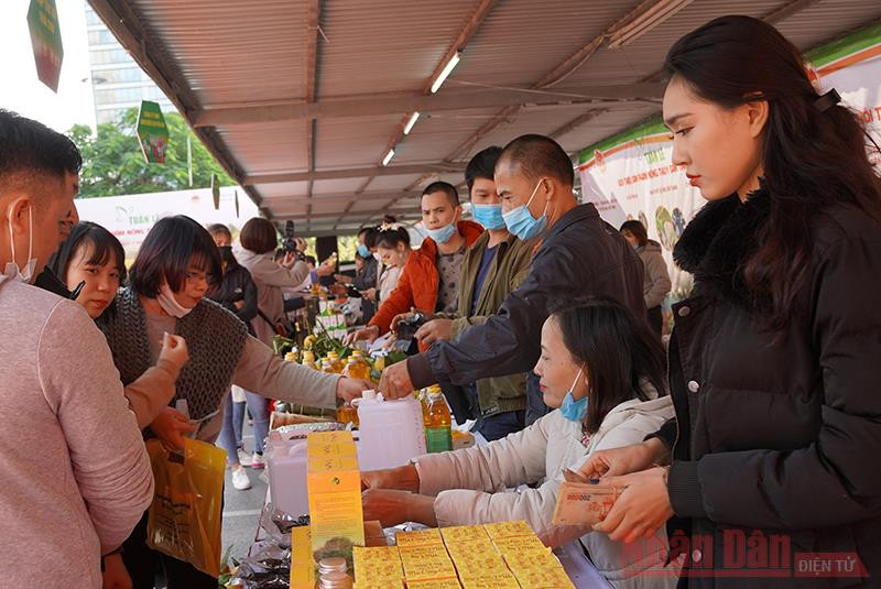 Người dân Thủ đô Hà Nội hào hứng mua sắm đặc sản Yên Bái tại sự kiện. Ảnh: QUANG HƯNG Quảng bá hàng nông sản Yên Bái tại Thủ đô Hà Nội -0