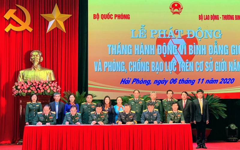 Các đơn vị ký cam kết thực hiện Tháng hành động vì bình đẳng giới và phòng, chống bạo lực trên cơ sở giới.