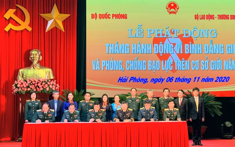 Các đơn vị ký cam kết thực hiện Tháng hành động vì bình đẳng giới và phòng, chống bạo lực trên cơ sở giới.