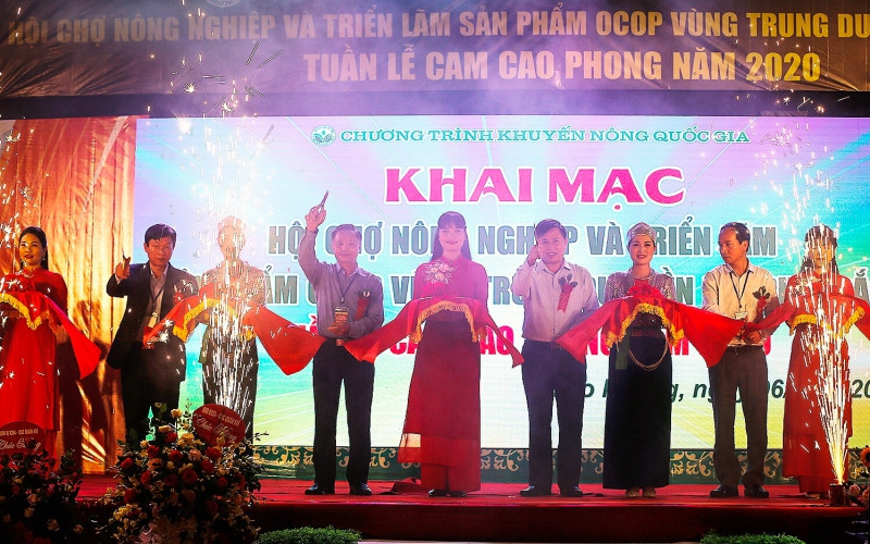 Các đại biểu cắt băng khai mạc Hội chợ.