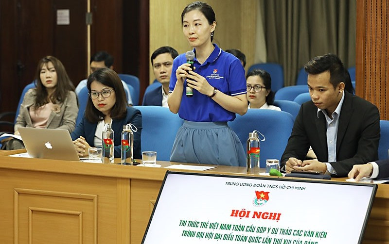 Các đại biểu trí thức trẻ trong và ngoài nước thảo luận tại hội nghị.