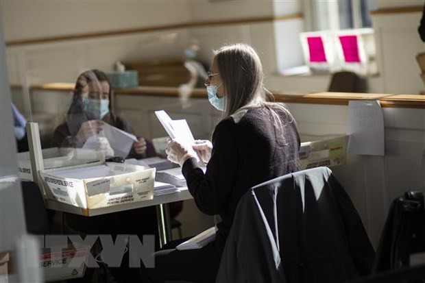 Nhân viên bầu cử kiểm phiếu bầu Tổng thống Mỹ tại Easton, Pennsylvania, ngày 3/11/2020. (Ảnh: AFP/TTXVN)