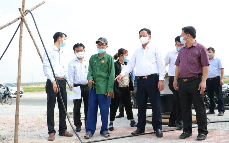 Những hộ dân đầu tiên nhận bàn giao đất tại khu tái định cư Lộc An - Bình Sơn. Bàn giao đất tái định cư dự án sân bay Long Thành -0