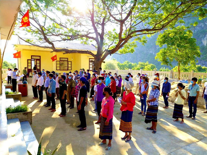 Để phòng chống dịch, lần đầu tiên cử tri vùng sâu Quảng Bình đi bỏ phiếu giãn cách, ai cũng vui vẻ chấp hành. Rộn ràng ngày bầu cử sớm ở một số địa phương -0