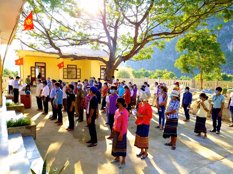 Rộn ràng ngày bầu cử sớm ở một số địa phương -0