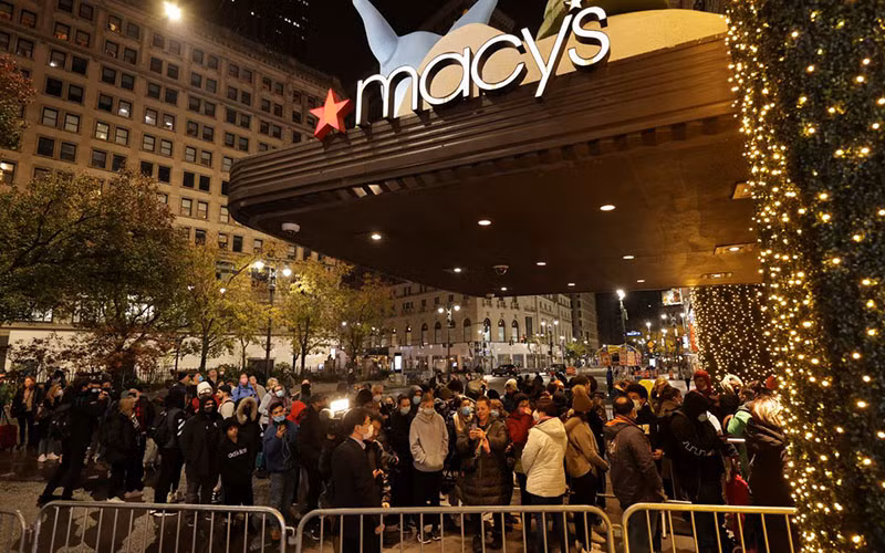 Người dân xếp hàng chờ trước cửa hàng Macy's tại Manhattan, New York, Mỹ, ngày 26/11, để mua sắm dịp Black Friday. (Ảnh: Reuters)