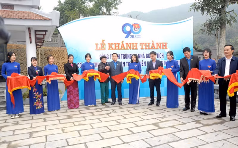 Các đại biểu cắt băng khánh thành công trình tu bổ, tôn tạo di tích Nhà bia cơ quan Trung ương Đoàn.