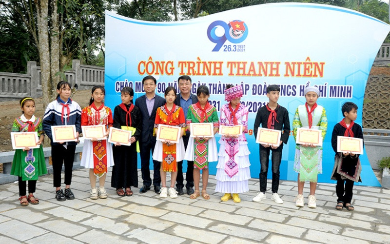 Lãnh đạo tỉnh Tuyên Quang trao học bổng Vừ A Dính cho học sinh có hoàn cảnh khó khăn vươn lên trong học tập của xã Hùng Lợi, huyện Yên Sơn. Khánh thành công trình tu bổ, tôn tạo di tích Nhà bia cơ quan Trung ương Đoàn -0