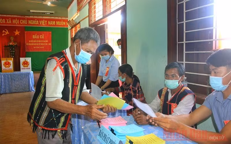 Cử tri ở xã Canh Liên đi bầu cử sớm.