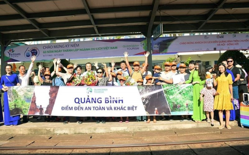 Doanh nghiệp du lịch chào đón du khách đến Quảng Bình. Quảng Bình đón chuyến tàu hỏa charter du lịch đầu tiên -0